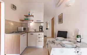 Kühlschrank, Herdplatte, Wasserkocher mit Kaffee-/Teezubehör