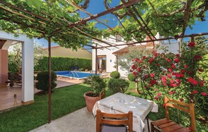 Outdoor dining - Stunning home in Fazana with WiFi (Fazana)