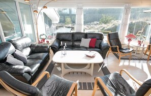 Een televisie, een open haard en een dvd-speler