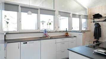 Køleskab, kogeplade, opvaskemaskine, kaffe-/temaskine