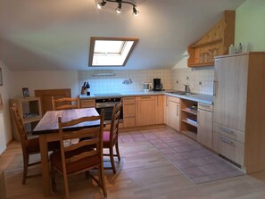 Kühlschrank, Ofen, Wasserkocher mit Kaffee-/Teezubehör, Wasserkocher