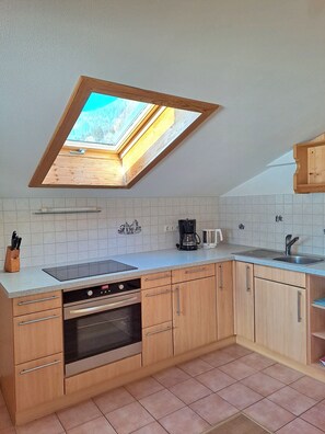 A kitchen with a skylight, a dishwasher, an oven, and a coffee maker. - Blauberg vacation apartment - Nagel vacation apartments, Kreuth-Enterbach (Kreuth)