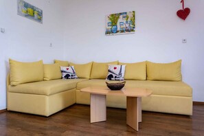 TV - Holiday apartment with air conditioning (Bogovići)