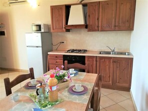 Kühlschrank, Mikrowelle, Herdplatte, Wasserkocher mit Kaffee-/Teezubehör