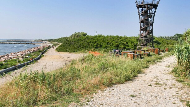 A coastal path with a metal observation tower, benches, and a sandy beach. - Studio with air conditioning and pool (Ariano nel Polesine)