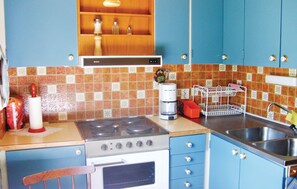 Kühlschrank, Herdplatte, Wasserkocher mit Kaffee-/Teezubehör