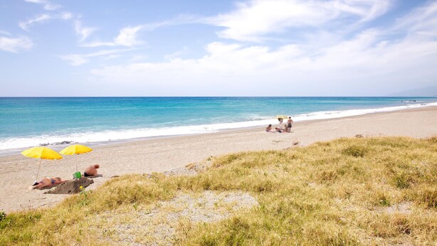 A beach with clear skies, a sandy shore, and a few umbrellas. - Beautiful home in Rende -CS- with WiFi (Rende -CS-)