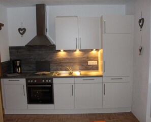 Kühlschrank, Ofen, Geschirrspüler, Wasserkocher mit Kaffee-/Teezubehör