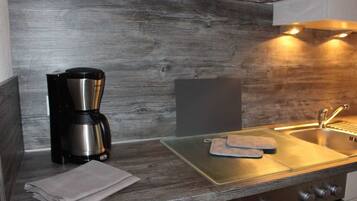 Fridge, oven, dishwasher, coffee/tea maker