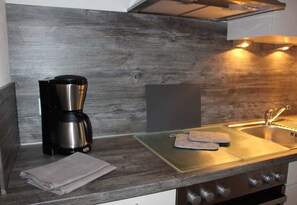 Kühlschrank, Ofen, Geschirrspüler, Wasserkocher mit Kaffee-/Teezubehör