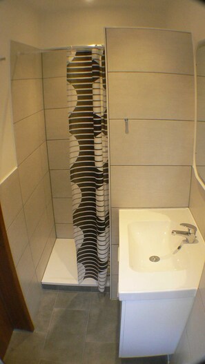 Dusche, Haartrockner, Toilettenpapier