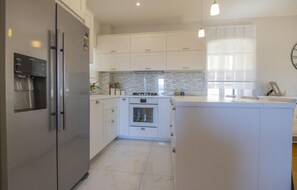Kühlschrank, Herdplatte, Geschirrspüler