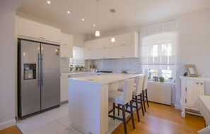 Réfrigérateur, plaque de cuisson, lave-vaisselle, cafetière/bouilloire