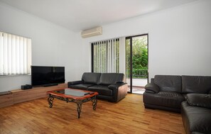 TV, tavolo da calcetto, tavolo da ping pong