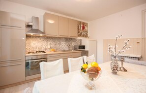 Fridge, microwave, stovetop, dishwasher - Awesome apartment in Brodarica (Brodarica)
