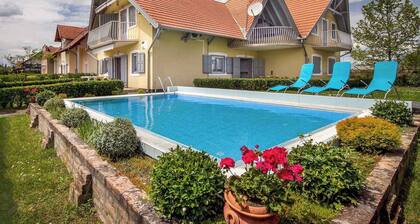 Estudio a 50 m de la orilla del Balatón, con piscina