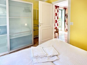 1 多间卧室、客房内保险箱、WiFi