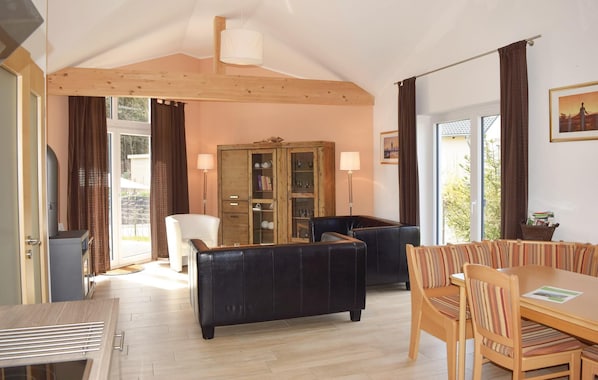 Fernseher, Kamin, DVD-Player