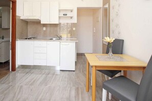 Geladeira, cooktop, cafeteira/chaleira