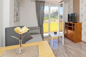 TV - Holiday apartment with balcony and air conditioning (Baška)