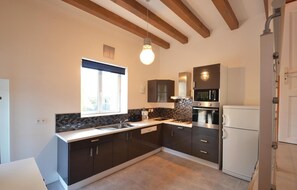 Réfrigérateur, micro-ondes, plaque de cuisson, lave-vaisselle