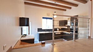 Eine moderne Küche mit Backofen, Spüle und einem Fenster über der Arbeitsplatte.