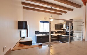 Réfrigérateur, plaque de cuisson, lave-vaisselle, cafetière/bouilloire