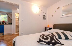3 bedrooms, in-room safe, travel crib, bed sheets