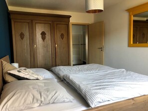 1 bedroom, travel crib, bed sheets