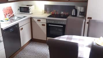 Geladeira, micro-ondas, fogão, lava-louças