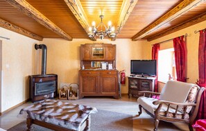 Fernseher, Kamin, Tischfußball