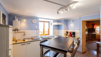 Fridge, stovetop, dishwasher, coffee/tea maker