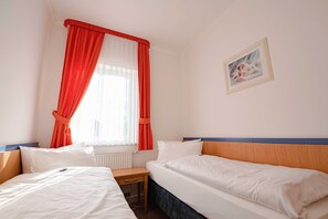 1 bedroom, desk, bed sheets - 102 - Hotel Dunenschloss (Karlshagen)