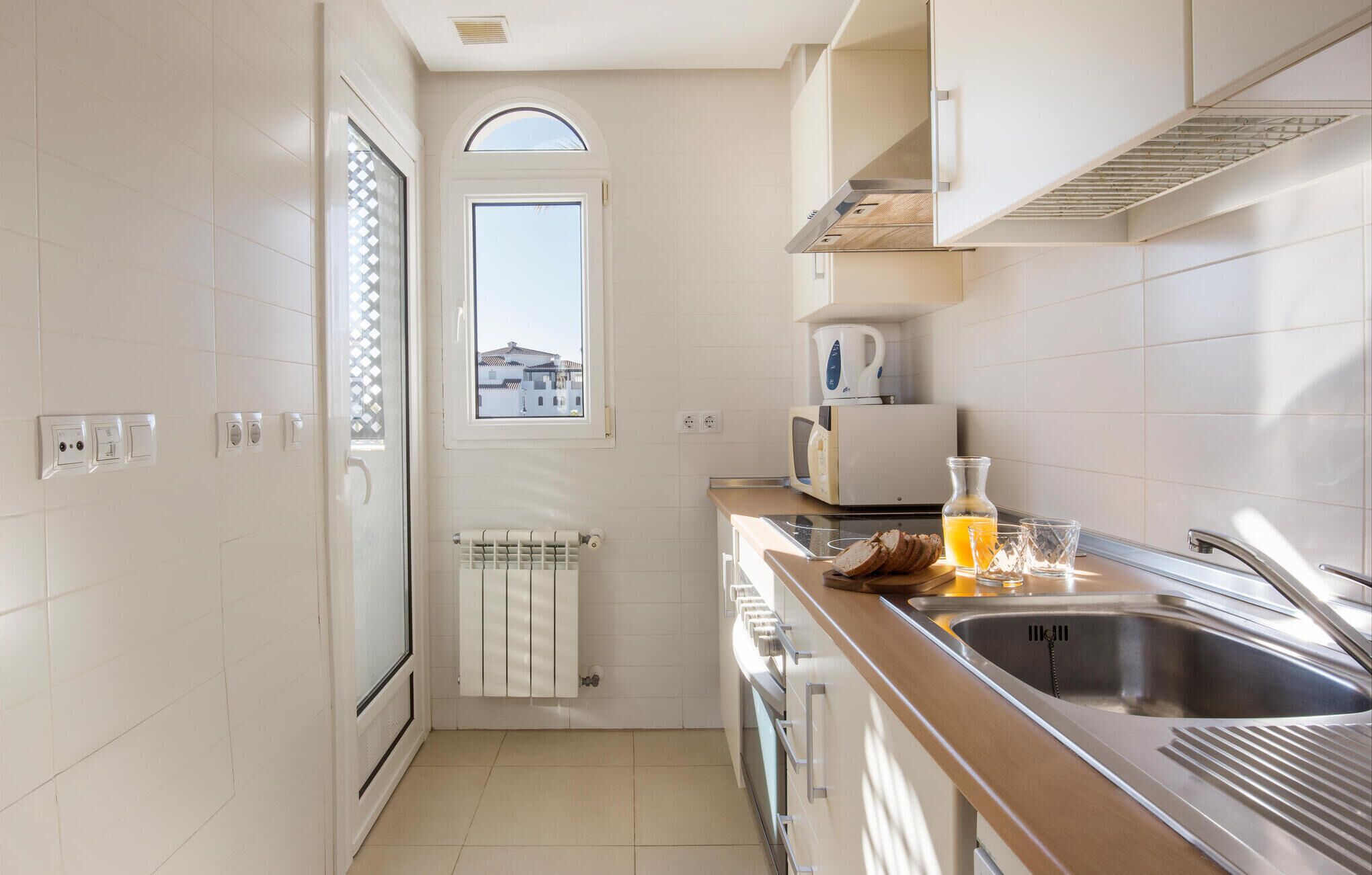 Réfrigérateur, plaque de cuisson, cafetière/bouilloire