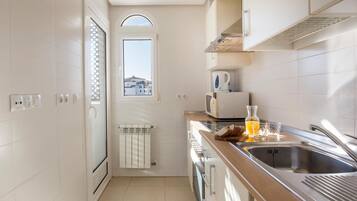 Réfrigérateur, plaque de cuisson, cafetiÚre/bouilloire