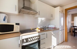 Réfrigérateur, micro-ondes, plaque de cuisson, cafetière/bouilloire
