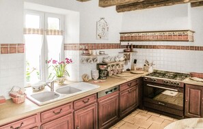 Réfrigérateur, four à micro-ondes, surface de cuisson, lave-vaisselle