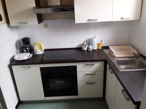 Fridge, oven, stovetop, coffee/tea maker