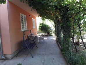 تناول الطعام بالخارج