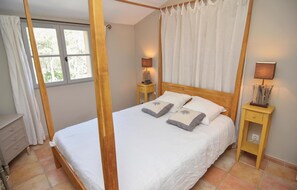 3 quartos, berço de viagem, Wi-Fi de cortesia, roupa de cama