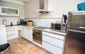 Réfrigérateur, micro-ondes, plaque de cuisson, lave-vaisselle