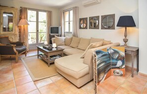 Télévision, lecteur de DVD, chaîne hi-fi