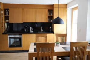 Kühlschrank, Ofen, Geschirrspüler, Kochgeschirr/Geschirr/Besteck