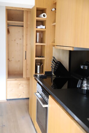 Kühlschrank, Ofen, Geschirrspüler, Kochgeschirr/Geschirr/Besteck