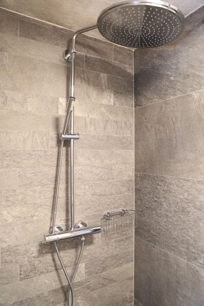 Dusche, Haartrockner, Handtücher, Toilettenpapier