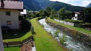 Un río serpentea por un valle flanqueado por casas.
