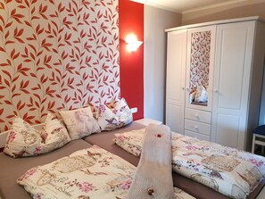 2 bedrooms, travel cot, WiFi, bed sheets