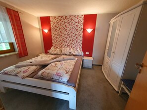 2 bedrooms, travel cot, WiFi, bed sheets