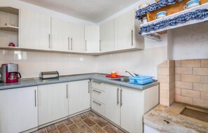 Kühlschrank, Herdplatte, Wasserkocher mit Kaffee-/Teezubehör