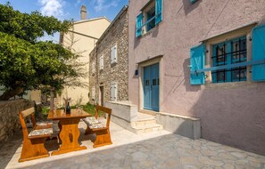 Outdoor dining - Stunning home in Unije with WiFi (Unije)